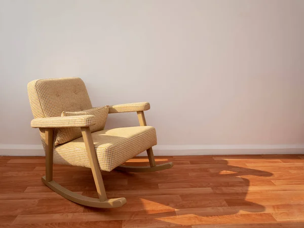 Cadeira Balanço Canto Uma Sala Com Piso Madeira Velha Vista — Fotografia de Stock