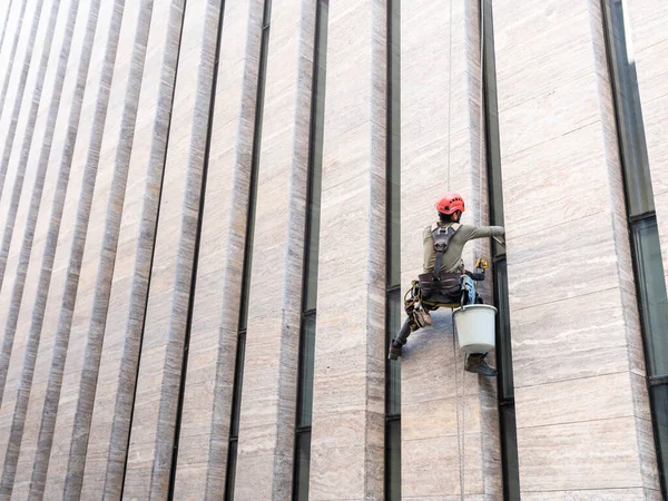 Czyściciel Okien Pracuje Nad Elewacją Budynku Biurowego — Zdjęcie stockowe