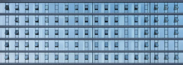 オフィスの窓が向かってる ブルーガラスとスチールフレーム 背景の質感 正面図 — ストック写真