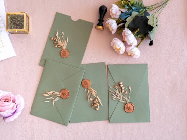 Düğün davetiyesi şablonunda zarif bir yeşillik. en üstteki görünüm