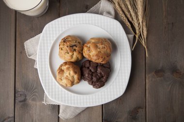 Ev yapımı çikolatalı kurabiyeler, ön manzara.