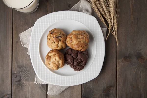 Ev yapımı çikolatalı kurabiyeler, ön manzara.