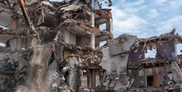 Ev Yıkım Alanı Kazıcısının hidrolik parçalama makinesi ve sarı konteynırı var. Ön görünüm