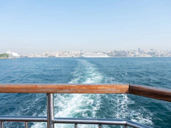 Yolcu gemisinde, deniz altyapısı önündeki boş ahşap platform. Kapat.