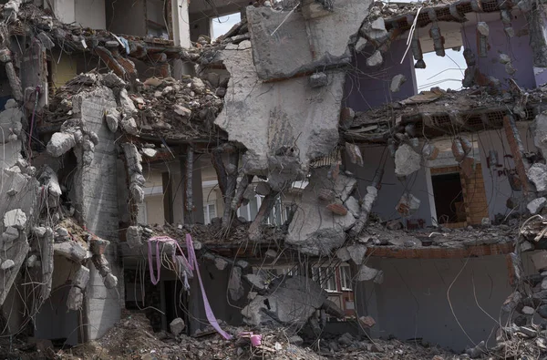 Eski binanın yıkımı. Ön görünüm