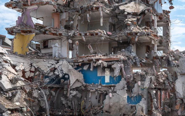 Eski binanın yıkımı. Ön görünüm