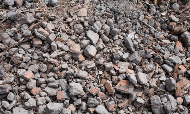 Beton döküntüler arka planda kaldı. Ön görünüm