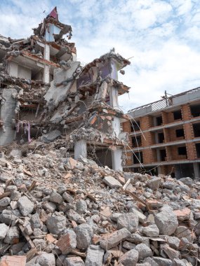 Beton döküntüler arka planda kaldı. Ön görünüm