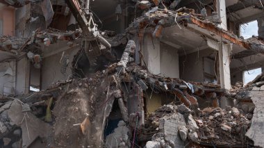 Eski binanın yıkımı. Ön görünüm