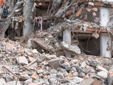 Beton döküntüler arka planda kaldı. Ön görünüm