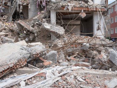Beton döküntüler arka planda kaldı. Ön görünüm