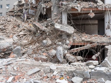 Beton döküntüler arka planda kaldı. Ön görünüm