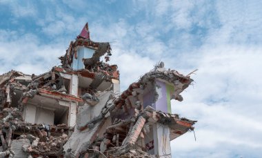 Eski binanın yıkımı. Ön görünüm