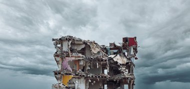 Eski binanın yıkımı. Ön görünüm