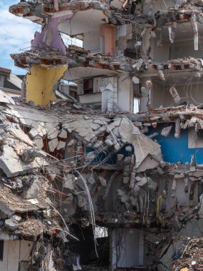 Eski binanın yıkımı. Ön görünüm