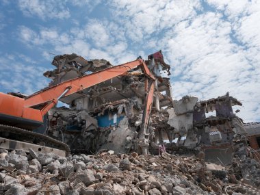 Ev Yıkım Alanı Kazıcısını hidrolik parçalama makinesiyle inşa ediyorum. Ön görünüm