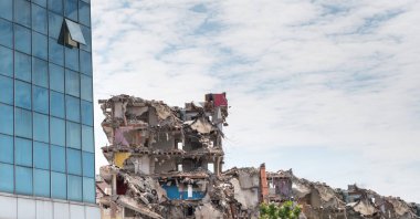 Eski binanın yıkımı. Ön görünüm