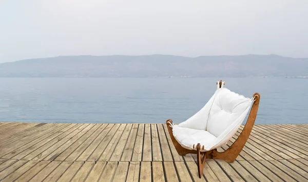 Cadeira Vazia Plataforma Madeira Pelo Mar Vista Frontal — Fotografia de Stock