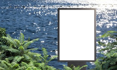 Deniz arka planında reklam panosu, ön manzara.