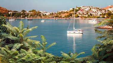 Bodrum Körfezi 'nde yat, ön manzara. Bodrum, Türkiye