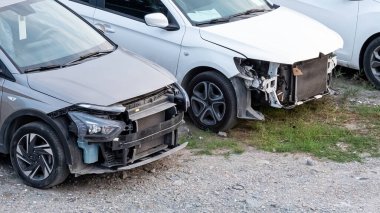 Kazadan sonra hasar gören araba, ön görünüm