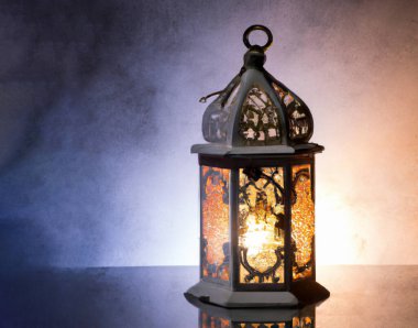 Yanan bir mumla dekoratif Arap feneri. Ramazan Kareem. 