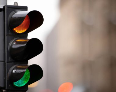 Önündeki trafik ışığı bulanık arkaplan, seçici odak