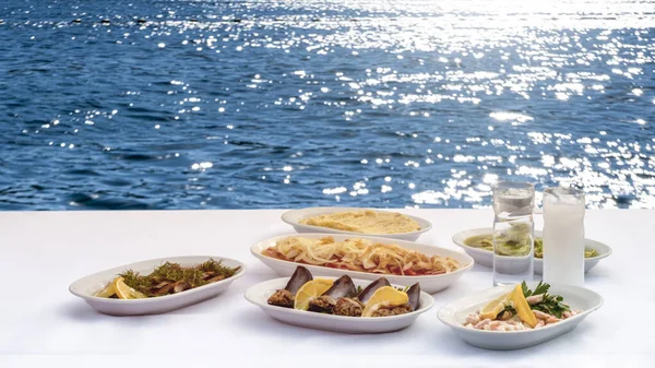 Masadaki deniz ürünleri.