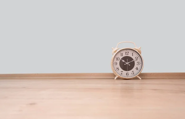 Uhr Auf Hartholzboden Vorderansicht — Stockfoto