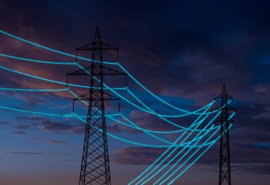 Gece gökyüzü arka planında parlayan kablolarla elektrik iletim kulesi.