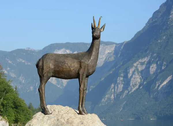 Estátua do Lago Bohinj de camurça com chifres de ouro — Fotografia de Stock