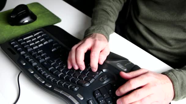 Στρεσαρισμένος Υπάλληλος Γραφείου Που Χρησιμοποιεί Fidget Spinner Για Ανακούφιση Από — Αρχείο Βίντεο