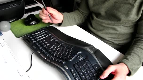 Stressad Hemmakontoret Man Med Penna Eller Fidget Spinnare För Stress — Stockvideo