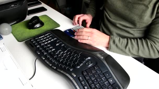 Europejczyk Wpisując Klawiaturze Mail Biurze Domowym Obliczając Kalkulator Pomocą Ergonomicznej — Wideo stockowe