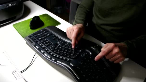 Europeisk Man Långsam Skriva Med Två Finger System Ergonomiskt Tangentbord — Stockvideo