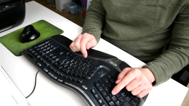 Europeisk Man Långsam Skriva Med Två Finger System Ergonomiskt Tangentbord — Stockvideo