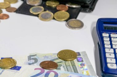 Vergi hesapları için mali yönetim ve gelir işletme planları için hesap makinesi ile birlikte Avrupa parası ve siyah cüzdanı beyaz arka plan olarak beyaz para ve euro banknotları