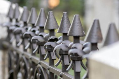 Bulanık parkta metal kapı