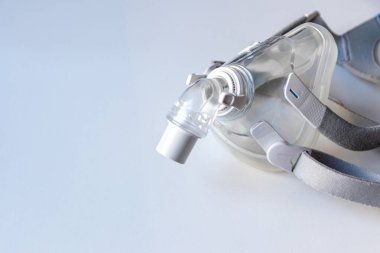 Engelleyici uyku apnesine karşı CPAP maskesi hastaların horlama ve uyku bozukluğuna karşı CPAP makinesiyle burun ve boğaz solunum cihazları için solunum maskesi şarjörü takmalarına yardımcı olur.