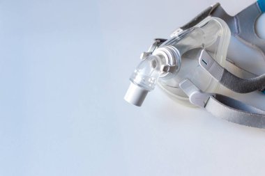 Engelleyici uyku apnesine karşı CPAP maskesi hastaların horlama ve uyku bozukluğuna karşı CPAP makinesiyle burun ve boğaz solunum cihazları için solunum maskesi şarjörü takmalarına yardımcı olur.