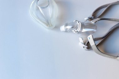 Engelleyici uyku apnesine karşı CPAP maskesi hastaların horlama ve uyku bozukluğuna karşı CPAP makinesiyle burun ve boğaz solunum cihazları için solunum maskesi şarjörü takmalarına yardımcı olur.