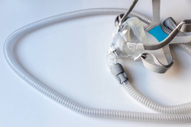 Engelleyici uyku apnesine karşı CPAP maskesi hastaların horlama ve uyku bozukluğuna karşı CPAP makinesiyle burun ve boğaz solunum cihazları için solunum maskesi şarjörü takmalarına yardımcı olur.