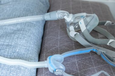 Engelleyici uyku apnesine karşı CPAP maskesi hastaların horlama ve uyku bozukluğuna karşı CPAP makinesiyle burun ve boğaz solunum cihazları için solunum maskesi şarjörü takmalarına yardımcı olur.