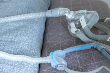 Engelleyici uyku apnesine karşı CPAP maskesi hastaların horlama ve uyku bozukluğuna karşı CPAP makinesiyle burun ve boğaz solunum cihazları için solunum maskesi şarjörü takmalarına yardımcı olur.