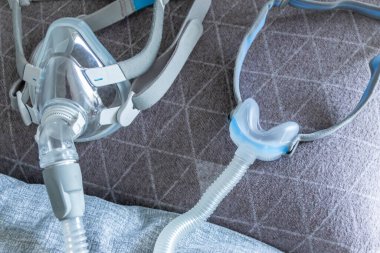 Engelleyici uyku apnesine karşı CPAP maskesi hastaların horlama ve uyku bozukluğuna karşı CPAP makinesiyle burun ve boğaz solunum cihazları için solunum maskesi şarjörü takmalarına yardımcı olur.