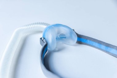 Engelleyici uyku apnesine karşı CPAP maskesi hastaların horlama ve uyku bozukluğuna karşı CPAP makinesiyle burun ve boğaz solunum cihazları için solunum maskesi şarjörü takmalarına yardımcı olur.