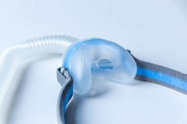 Engelleyici uyku apnesine karşı CPAP maskesi hastaların horlama ve uyku bozukluğuna karşı CPAP makinesiyle burun ve boğaz solunum cihazları için solunum maskesi şarjörü takmalarına yardımcı olur.