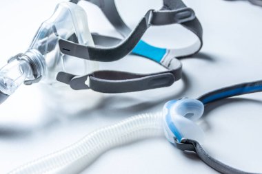Engelleyici uyku apnesine karşı CPAP maskesi hastaların horlama ve uyku bozukluğuna karşı CPAP makinesiyle burun ve boğaz solunum cihazları için solunum maskesi şarjörü takmalarına yardımcı olur.
