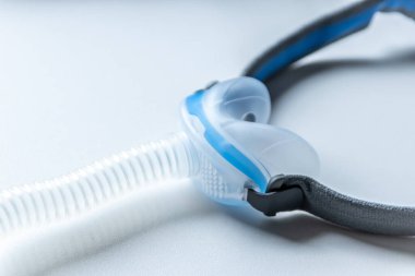 Engelleyici uyku apnesine karşı CPAP maskesi hastaların horlama ve uyku bozukluğuna karşı CPAP makinesiyle burun ve boğaz solunum cihazları için solunum maskesi şarjörü takmalarına yardımcı olur.