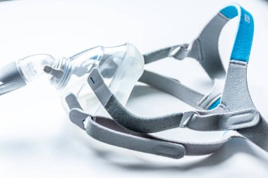 Engelleyici uyku apnesine karşı CPAP maskesi hastaların horlama ve uyku bozukluğuna karşı CPAP makinesiyle burun ve boğaz solunum cihazları için solunum maskesi şarjörü takmalarına yardımcı olur.